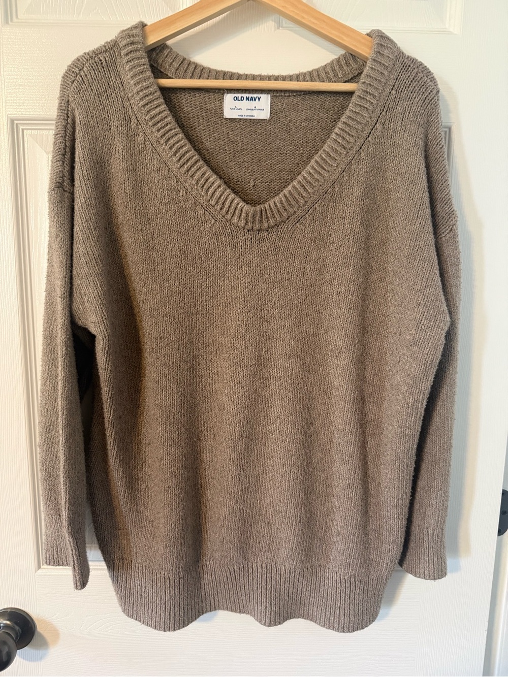 59. OLD NAVY V-NECK KNIT SWEATER SZ L